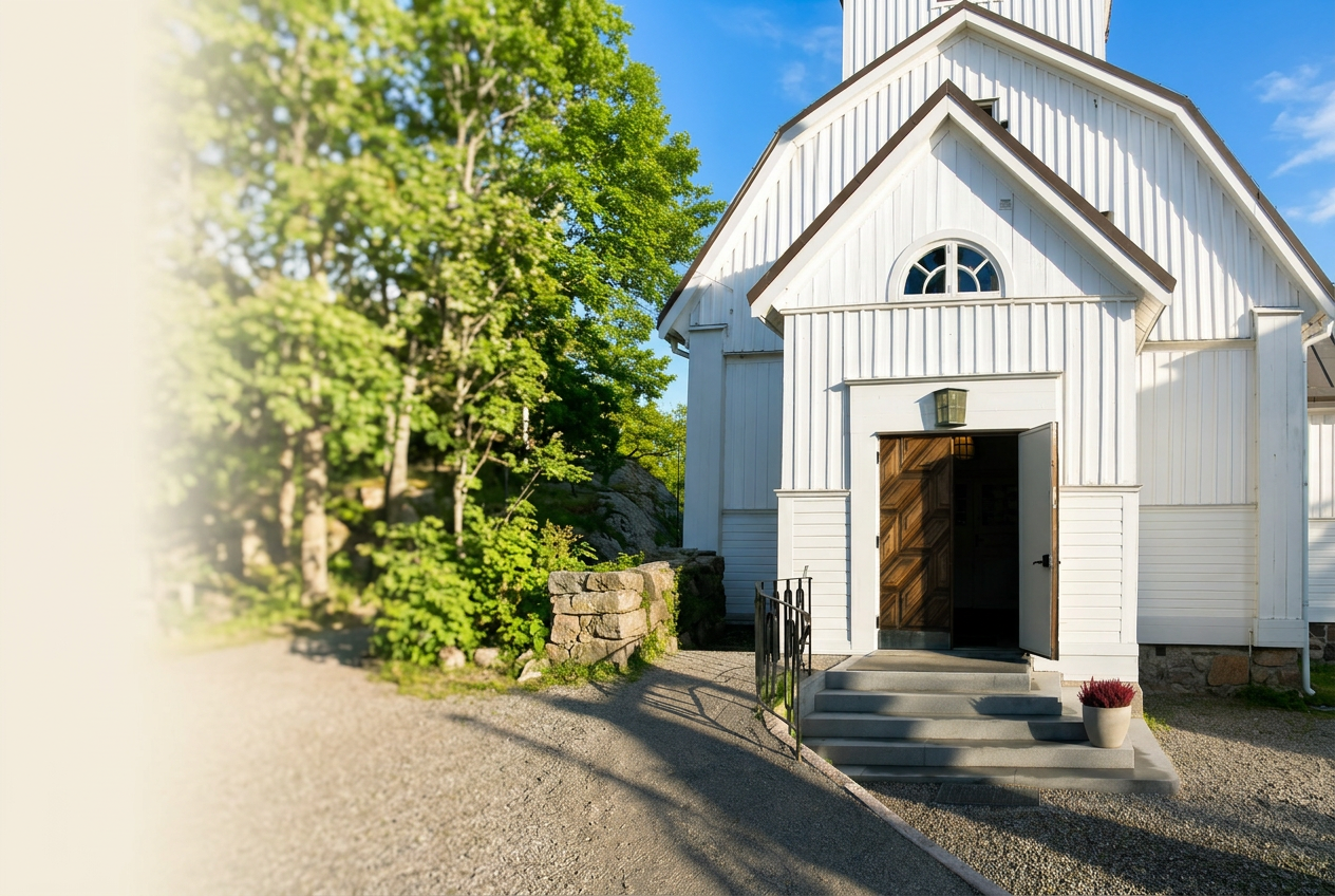 Dalarö kyrka i sommarljus med lummig allé